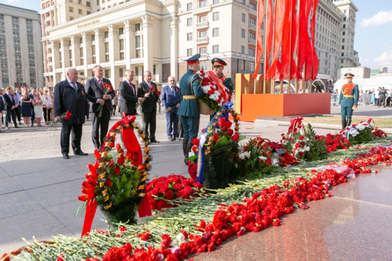 Руководители и сотрудники ТПП РФ возложили венок и цветы к могиле Неизвестного Солдата у Кремлевской стены