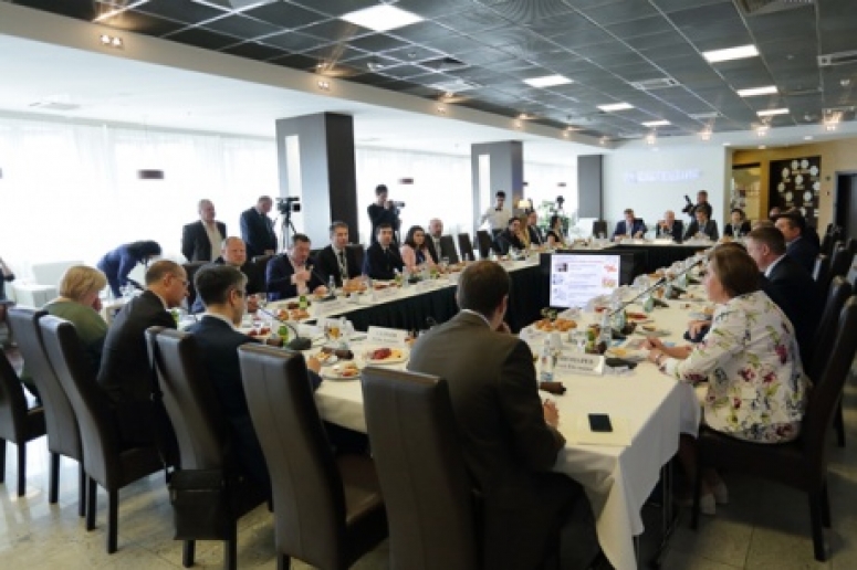Накануне Дня российского предпринимательства в ЦВК «Экспоцентр» проходит деловой завтрак, посвященный вопросам доступа МСП к госзакупкам