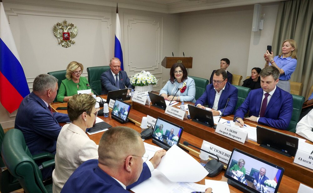 Сергей Катырин и Елена Дыбова обсудили развитие семейного предпринимательства на круглом столе в Совете Федерации
