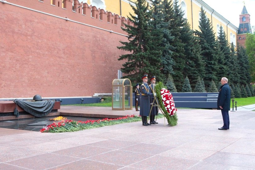В преддверии 80-летия Великой Победы сотрудники ТПП РФ возложили цветы к Могиле Неизвестного Солдата