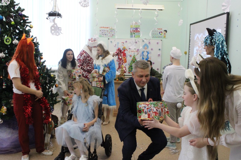Президент ТПП Смоленской области поздравил воспитанников Центра «Вишенки» с Новым годом