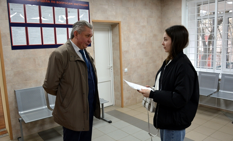 Владимир Архипенков принял участие в общественной проверке качества миграционных госуслуг в Смоленске